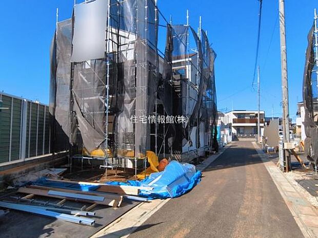 前面道路を含めた現地写真です。