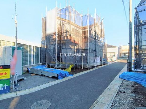 前面道路を含めた現地写真です。