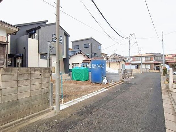 前面道路を含めた現地写真です。