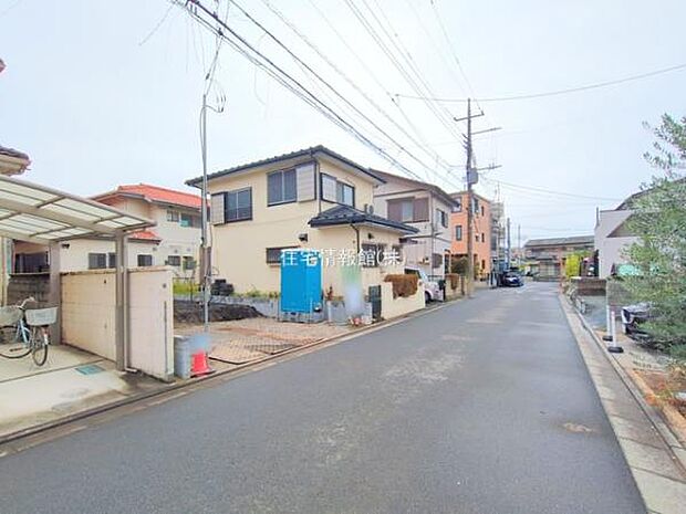 前面道路を含めた現地写真です。