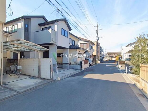 前面道路を含めた現地写真です。