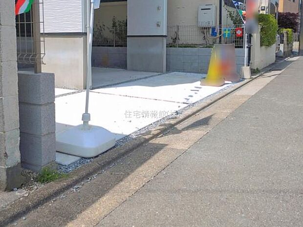 前面道路を含めた現地写真です。