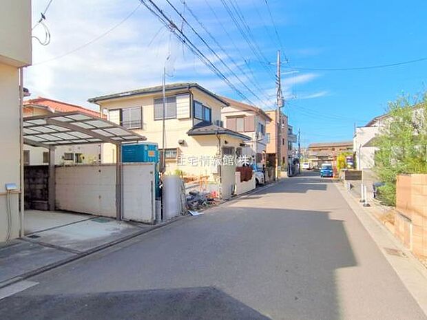 前面道路を含めた現地写真です。