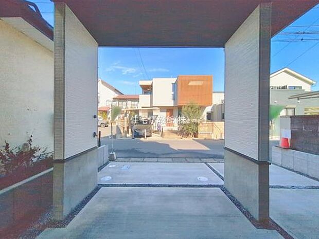 前面道路を含めた現地写真です。