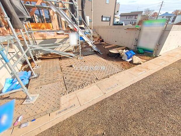 前面道路を含めた現地写真です。