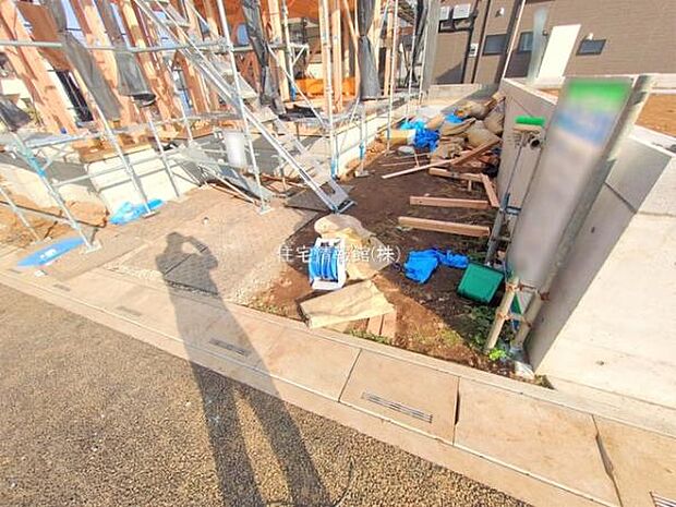 前面道路を含めた現地写真です。