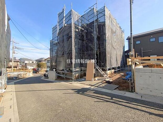 前面道路を含めた現地写真です。