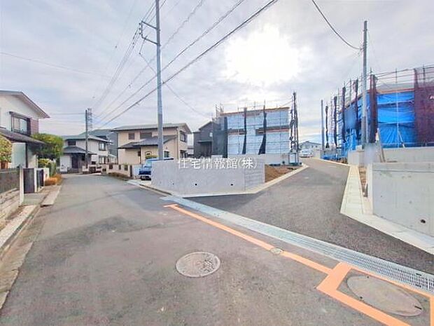 前面道路を含めた現地写真です。