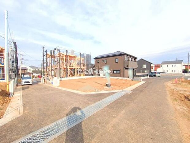 前面道路を含めた現地写真です。