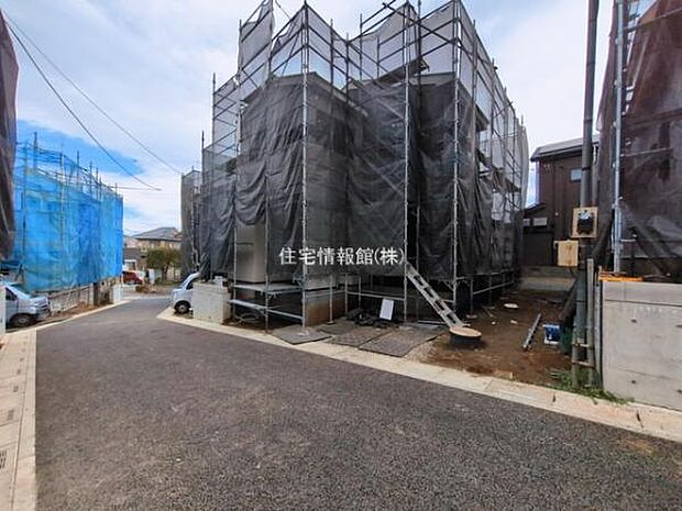 前面道路を含めた現地写真です。