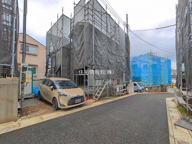 前面道路を含めた現地写真です。