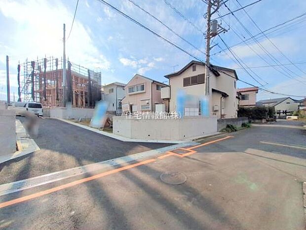 前面道路を含めた現地写真です。