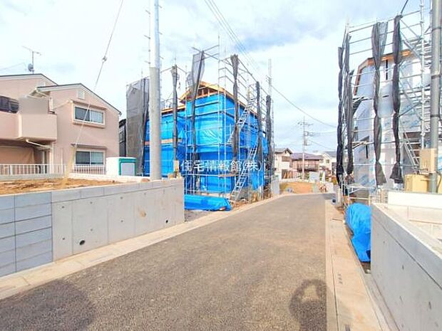 前面道路を含めた現地写真です。