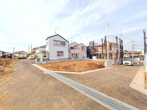 前面道路を含めた現地写真です。