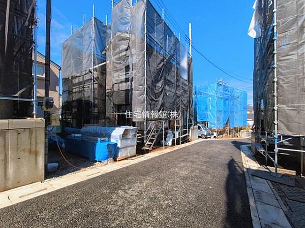 前面道路を含めた現地写真です。