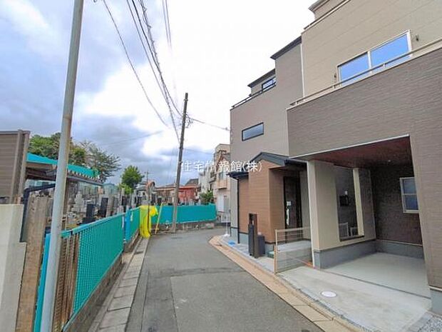 前面道路を含めた現地写真です。