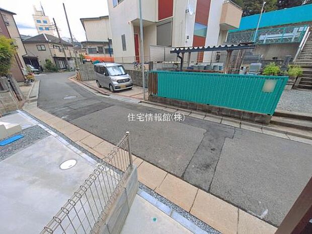 前面道路を含めた現地写真です。