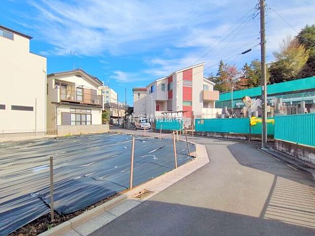 前面道路を含めた現地写真です。