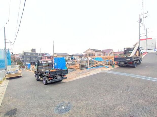 前面道路を含めた現地写真です。