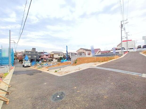 前面道路を含めた現地写真です。