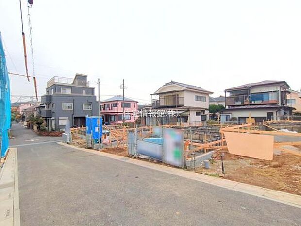 前面道路を含めた現地写真です。