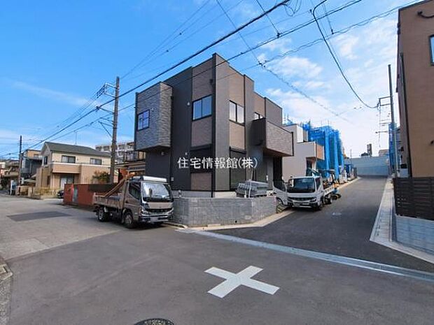 前面道路を含めた現地写真です。