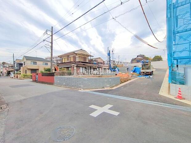 前面道路を含めた現地写真です。