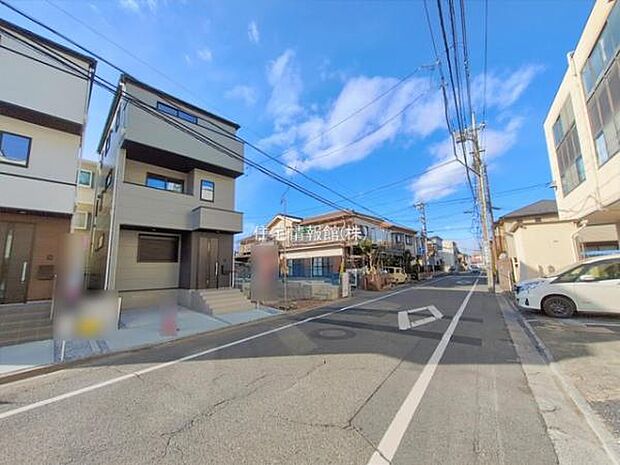 前面道路を含めた現地写真です。