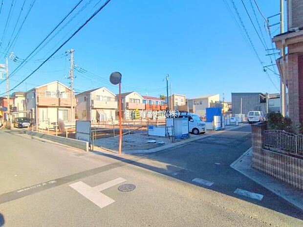 前面道路を含めた現地写真です。