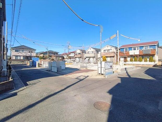 前面道路を含めた現地写真です。