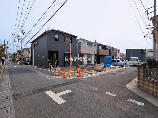 前面道路を含めた現地写真です。