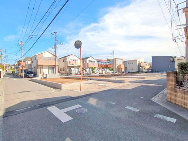 前面道路を含めた現地写真です。