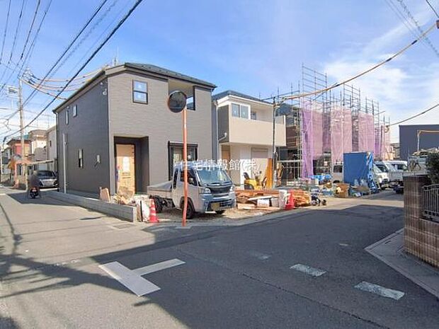 前面道路を含めた現地写真です。