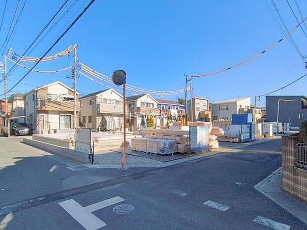 前面道路を含めた現地写真です。