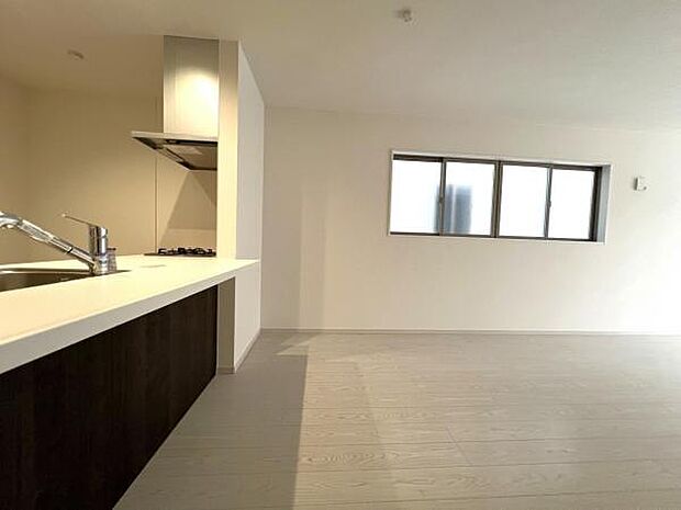 お食事中もキッチンと会話が楽しめるダイニングスペース。