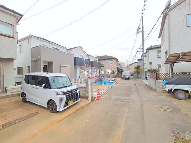 前面道路を含めた現地写真です。