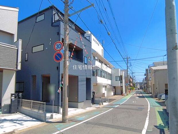 前面道路を含めた現地写真です。