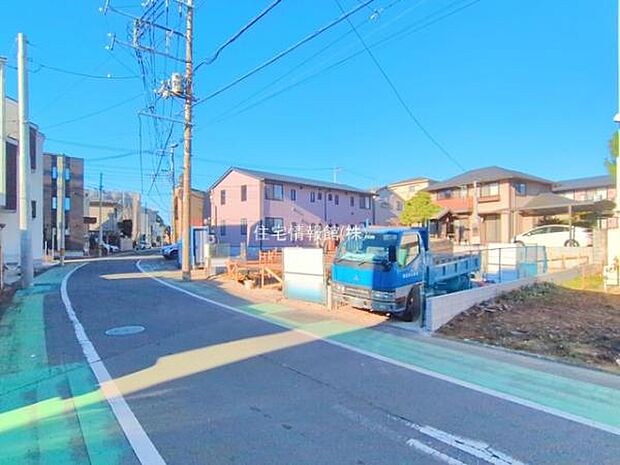 前面道路を含めた現地写真です。