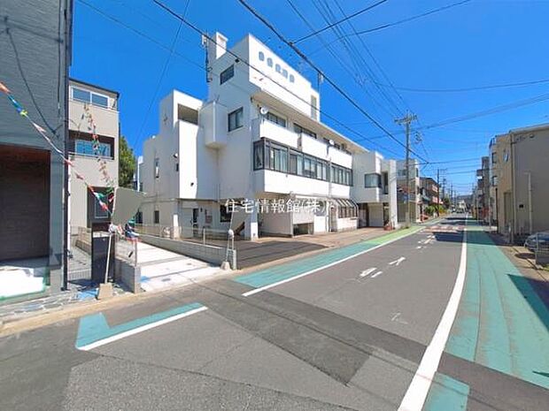前面道路を含めた現地写真です。