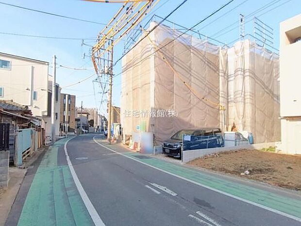 前面道路を含めた現地写真です。