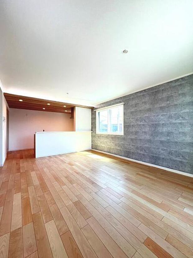 お食事中もキッチンと会話が楽しめるダイニングスペース。