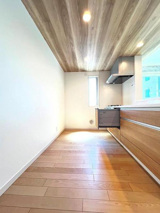 ご家族を見守りながら家事が捗る対面式キッチン。お料理をしながらご家族のサポートも可能です。