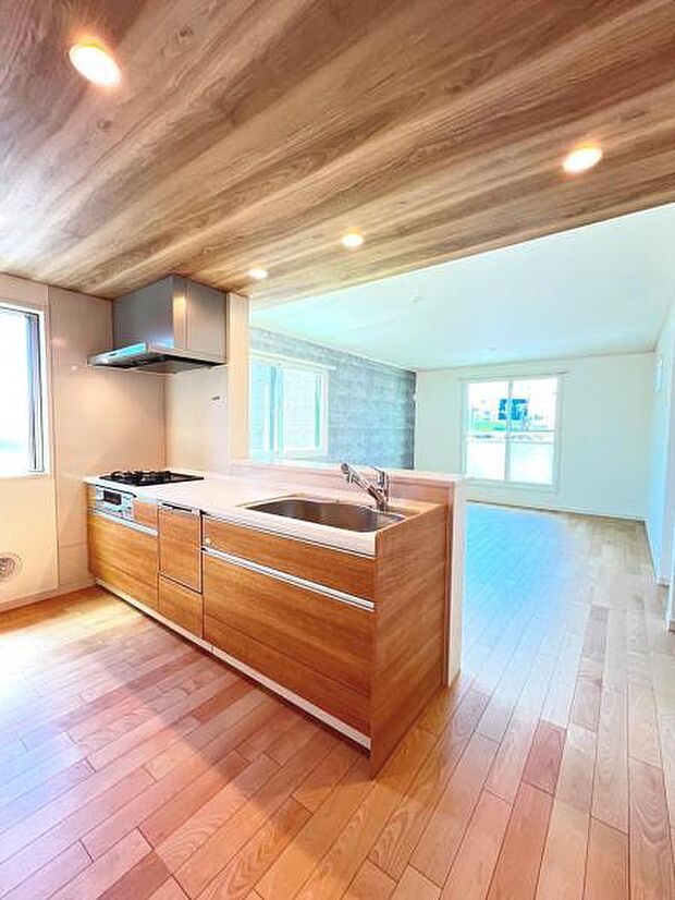 リビングが見渡せ、料理中も会話が弾む対面式キッチンです。