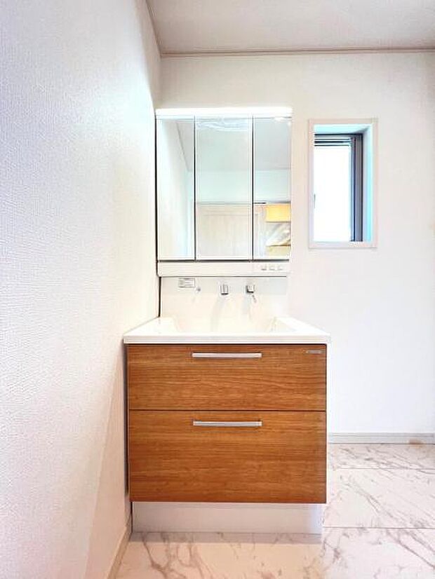 洗面化粧台です。朝の身支度から1日が始まります。