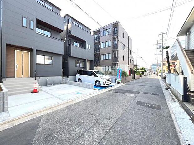 前面道路を含めた現地写真です。