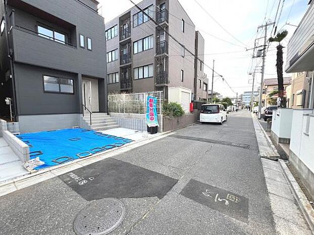 前面道路を含めた現地写真です。