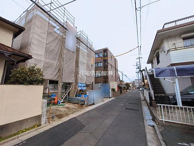 前面道路を含めた現地写真です。