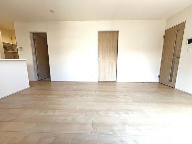 お食事中もキッチンと会話が楽しめるダイニングスペース。