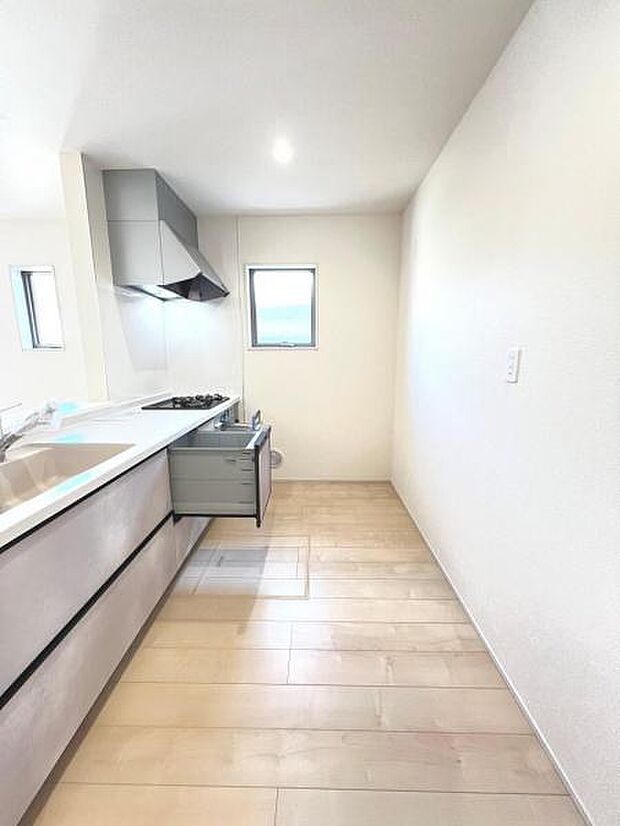 ご家族を見守りながら家事が捗る対面式キッチン。お料理をしながらご家族のサポートも可能です。