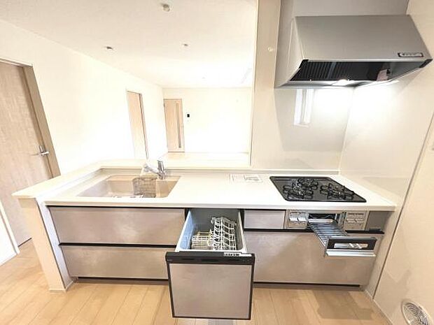 リビングが見渡せ、料理中も会話が弾む対面式キッチンです。